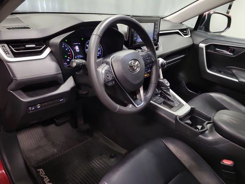 Used 2020 Toyota RAV4 XLE Premium FWD image 16