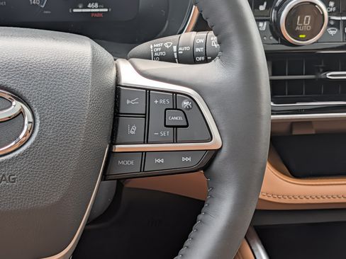 Used 2024 Toyota Highlander Platinum AWD/4WD image 23