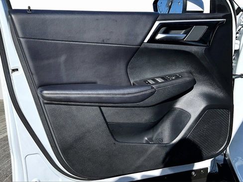 Used 2024 Mitsubishi Outlander SE Black Edition image 18