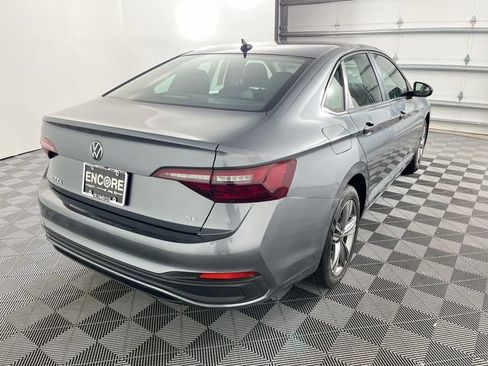 Used 2022 Volkswagen Jetta SE image 9