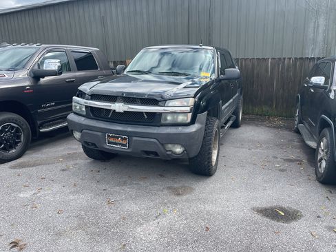 Used 2003 Chevrolet Avalanche 4x4 w/ Suspension Package, Off-Road image 1