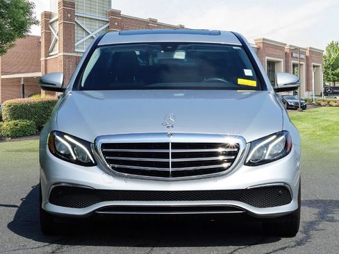 Used 2017 Mercedes-Benz E 300 4MATIC image 2