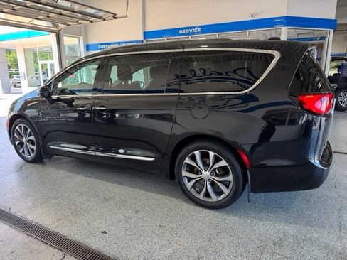 Used 2017 Chrysler Pacifica Limited w/ Tire & Wheel Group FWD image 5