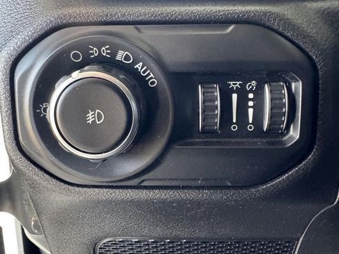 Used 2018 Jeep Wrangler Unlimited Sahara AWD/4WD image 14