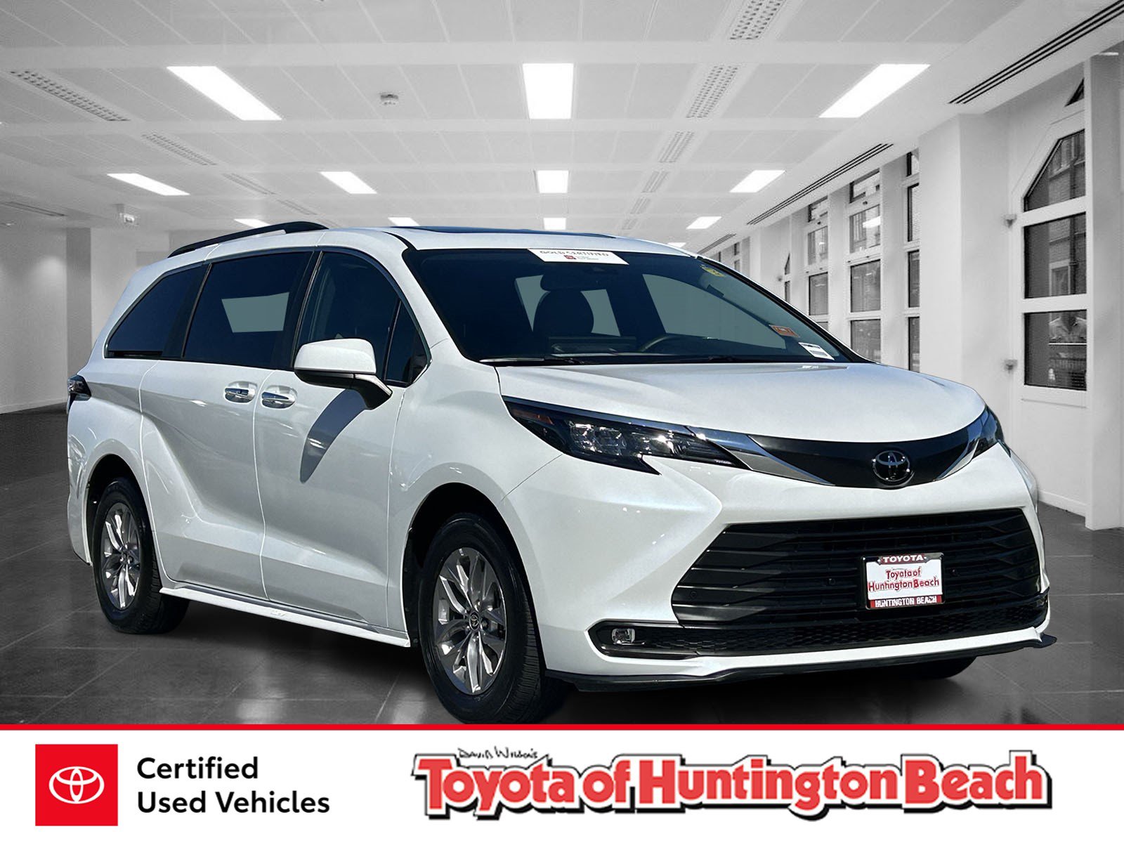 Certified 2026 Toyota Sienna XLE FWD image 1