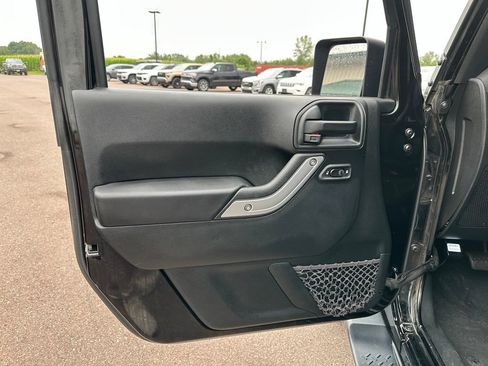 Used 2018 Jeep Wrangler Unlimited Sahara AWD/4WD image 11