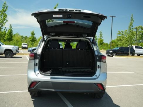 Used 2023 Toyota Highlander LE FWD image 16