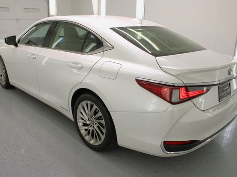 Used 2019 Lexus ES 300h Luxury image 6
