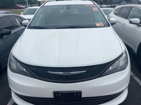 Used 2018 Chrysler Pacifica L FWD image 2