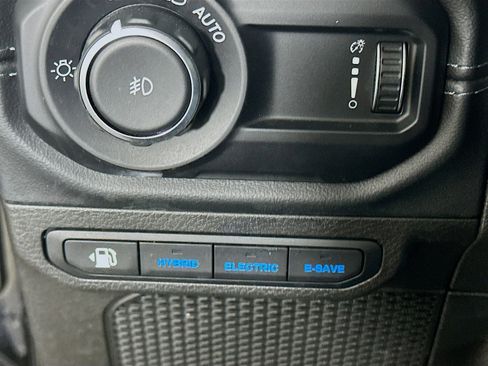 Used 2024 Jeep Wrangler Sahara image 17