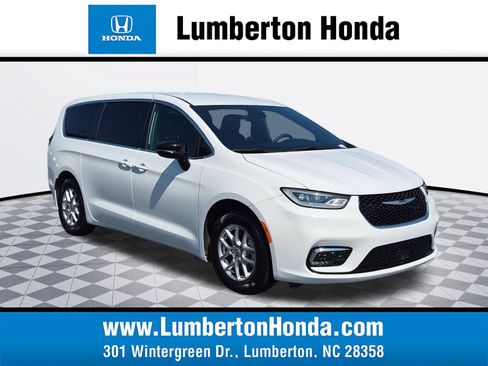 Used 2025 Chrysler Pacifica Select FWD image 1