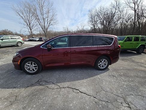 Used 2023 Chrysler Pacifica Touring-L image 3