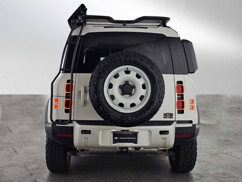 New 2024 Land Rover Defender 110 S image 4