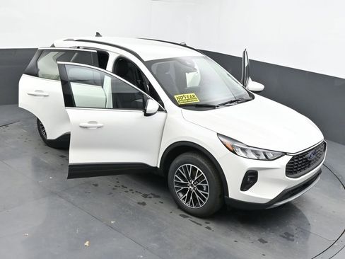 New 2026 Ford Escape SE w/ Class II Trailer Tow Package FWD image 60