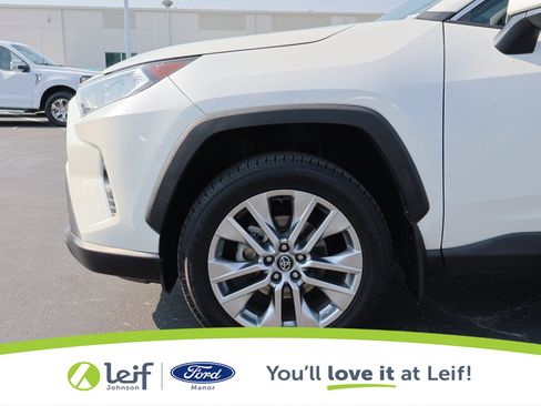 Used 2021 Toyota RAV4 XLE Premium image 11
