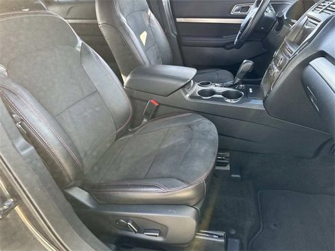 Used 2018 Ford Explorer XLT w/ Equipment Group 202A image 11