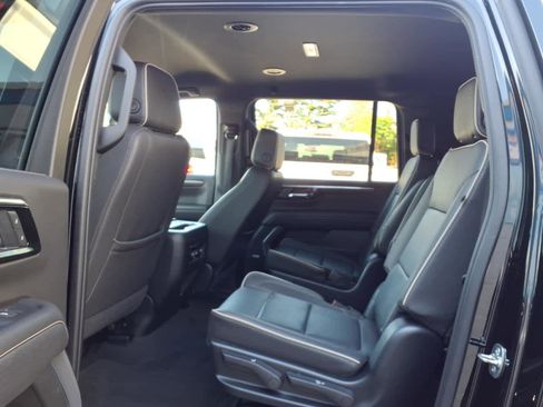 Used 2025 Chevrolet Suburban Premier AWD/4WD image 17