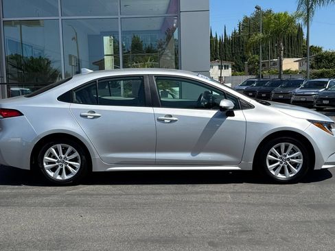 Used 2025 Toyota Corolla LE w/ LE Premium Package FWD image 4