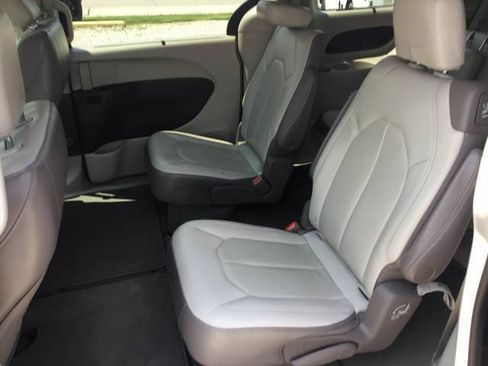 Used 2018 Chrysler Pacifica Touring-L w/ Premium Audio Group FWD image 12