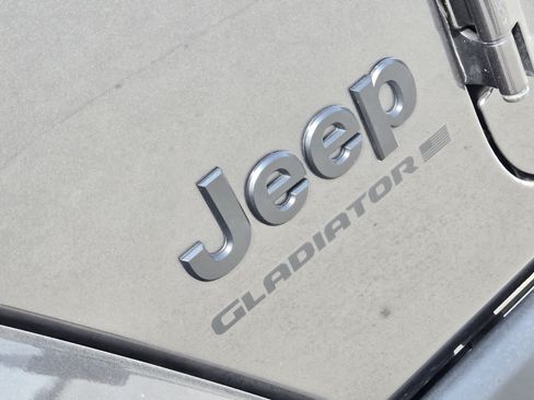 Used 2025 Jeep Gladiator Sport AWD/4WD image 10