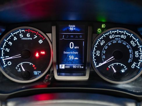 Used 2018 Toyota Tacoma SR5 RWD image 17