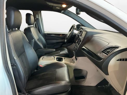 Used 2019 Dodge Grand Caravan SXT FWD image 15