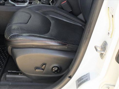 Used 2017 Jeep Cherokee Trailhawk image 16