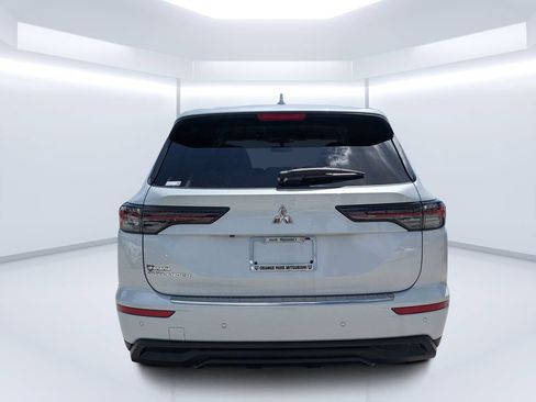 Used 2025 Mitsubishi Outlander ES FWD image 4