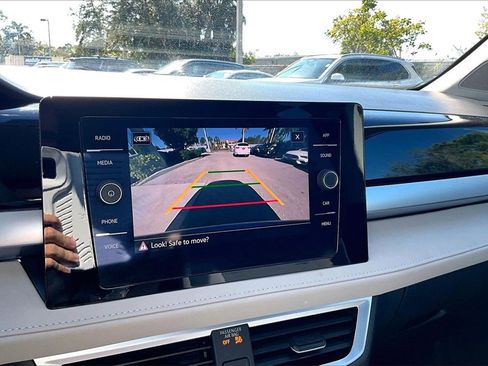 Certified 2025 Volkswagen Taos SE image 27