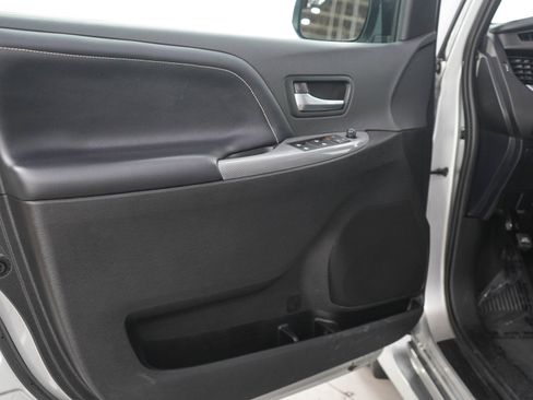 Used 2020 Toyota Sienna SE w/ Carpet Mat Package FWD image 22