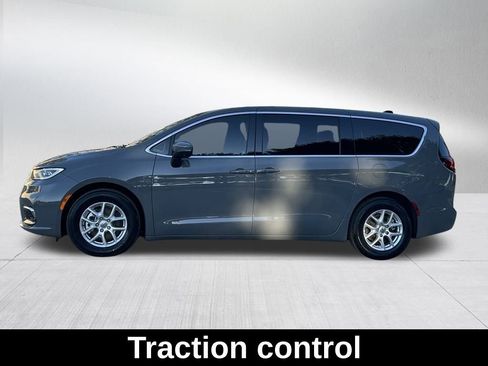 Used 2023 Chrysler Pacifica Touring-L image 9