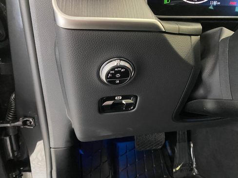 Used 2024 Mercedes-Benz GLC 300 4MATIC image 18