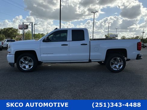 Used 2018 Chevrolet Silverado 1500 Custom w/ Custom Value Package image 2