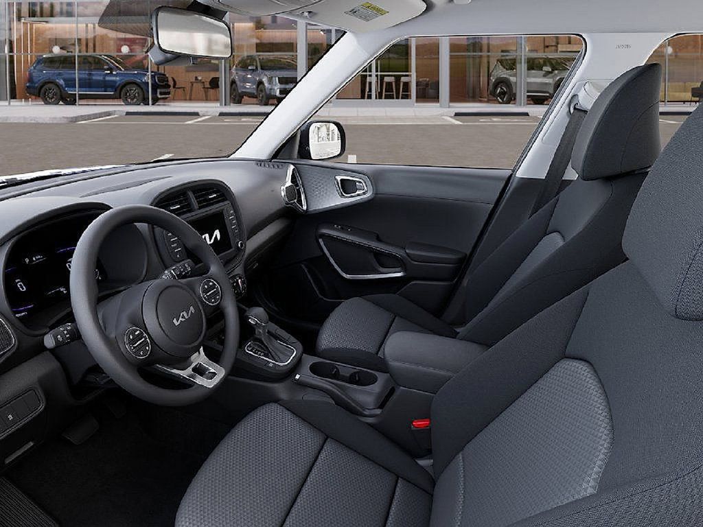 Used 2025 Kia Soul LX w/ LX Technology Package FWD image 17