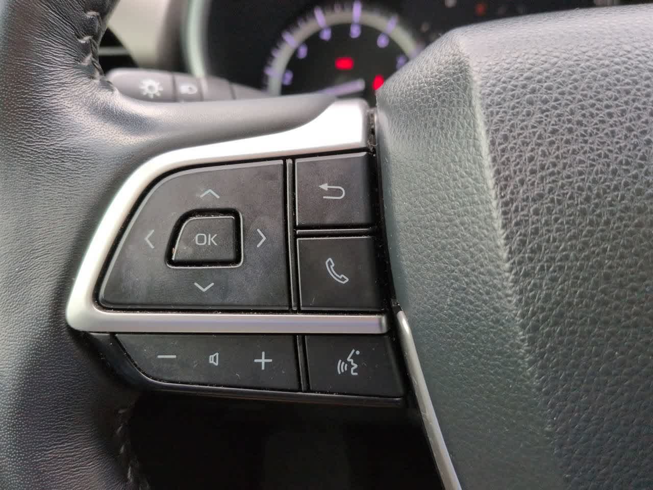 Used 2022 Toyota Highlander XLE FWD image 25