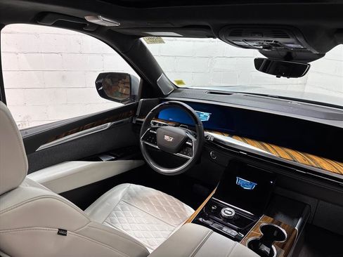 Used 2025 Cadillac Escalade Sport Platinum w/ LPO, ONYX Package image 33