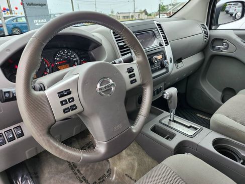 Used 2016 Nissan Frontier SV w/ SV Value Truck Package AWD/4WD image 7