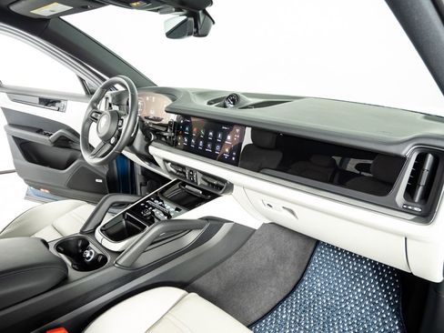 Certified 2025 Porsche Cayenne Coupe w/ Premium Package Plus AWD/4WD image 25