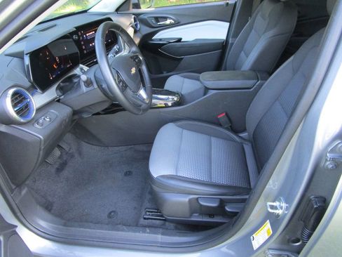 Used 2025 Chevrolet Trax LT w/ LT Convenience Package FWD image 18