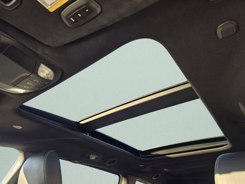 Used 2026 Chrysler Pacifica Limited image 4