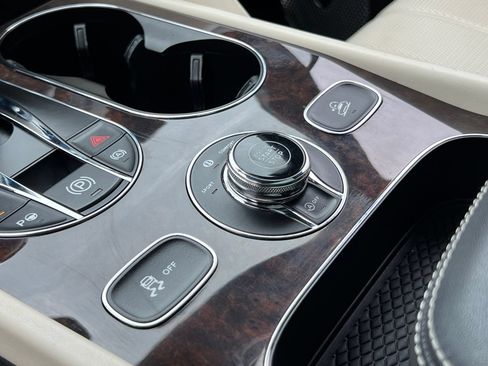 Used 2023 Bentley Bentayga Extended Wheelbase AWD/4WD image 31