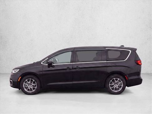 Used 2023 Chrysler Pacifica Touring-L FWD image 4