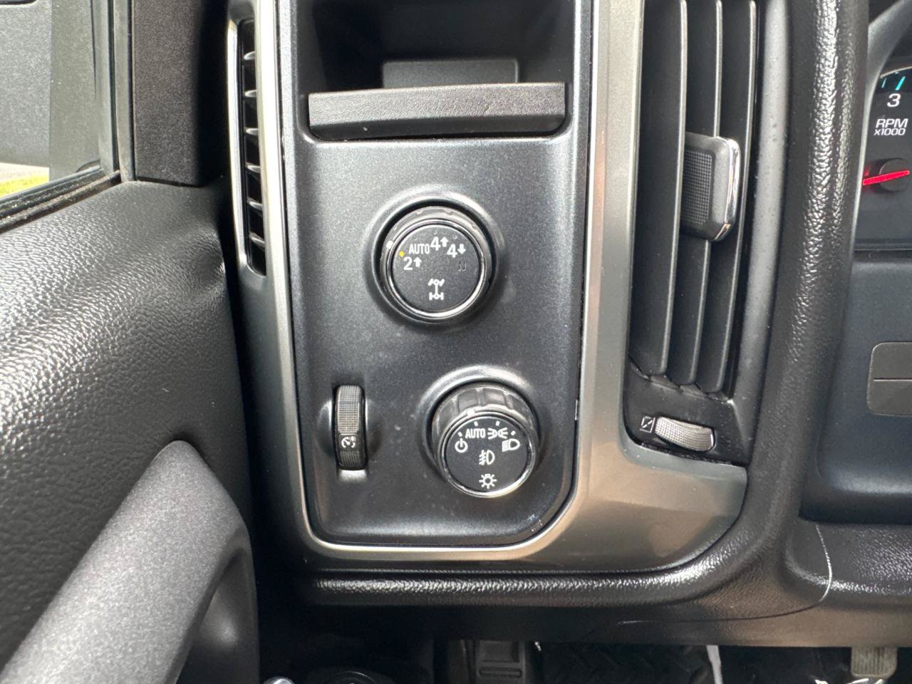 Used 2018 Chevrolet Silverado 1500 LT w/ All Star Edition AWD/4WD image 16