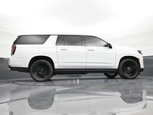 Used 2021 Chevrolet Suburban High Country w/ Premium Package 2 AWD/4WD image 25