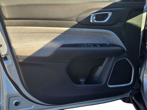 Used 2024 Jeep Compass Latitude image 16