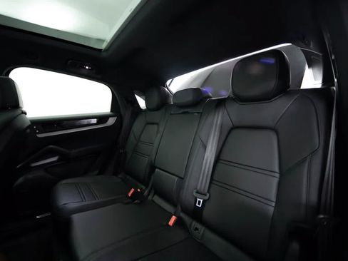 Certified 2025 Porsche Cayenne S AWD/4WD image 38
