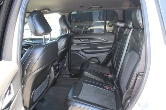 Used 2025 Jeep Grand Cherokee Altitude RWD image 36