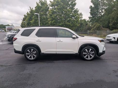 Used 2024 Honda Pilot Touring image 3