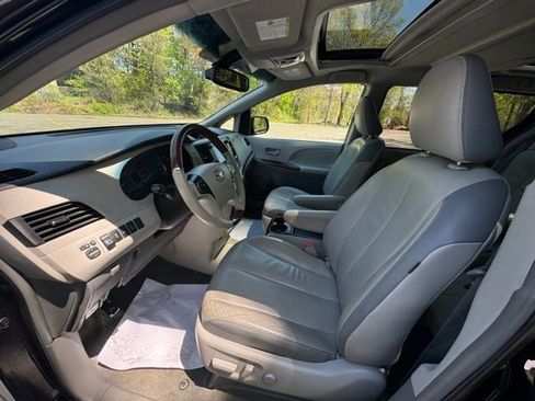 Used 2014 Toyota Sienna Limited w/ Limited Premium Package AWD/4WD image 10