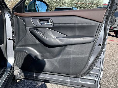 Used 2023 Nissan Rogue SV w/ SV Premium B Package image 12